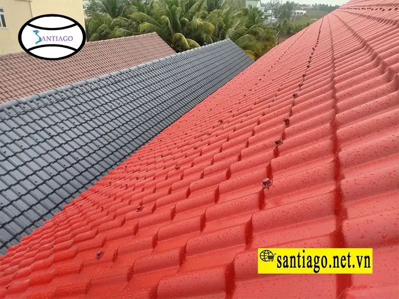 Mái ngói nhựa ASA/PVC Santiago màu đỏ và xám sau mưa, nước đọng thành giọt trên bề mặt